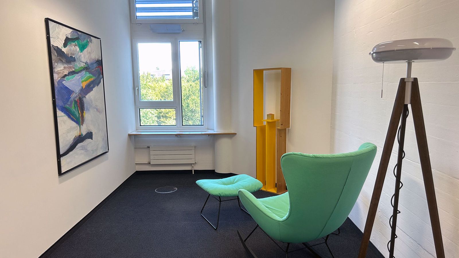 Der Ruhe- und Stillraum an der Binzmühlestrasse 14. Die Skulptur stammt von Ursula Hirsch und das Gemälde von Conrad Meier. (Fotos: Yonca Krahn)